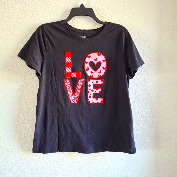 Time and Tru Tops - LOVE 100% Cotton Graphic Tshirt Large‎ Black red